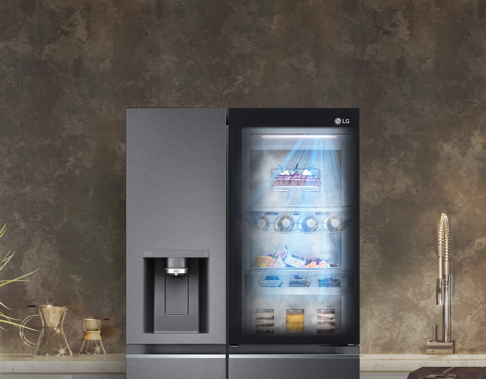 Vista frontal de un refrigerador InstaView negro con la luz encendida en el interior. El contenido del frigorífico puede verse a través de la puerta InstaView. Los rayos azules de luz brillan sobre el contenido desde la función DoorCooling. 
